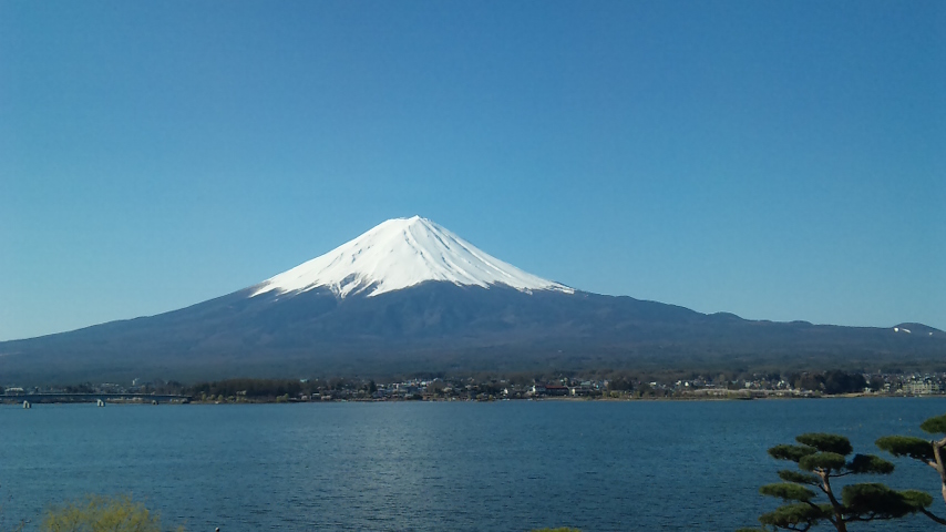 雪を頂く富士山
