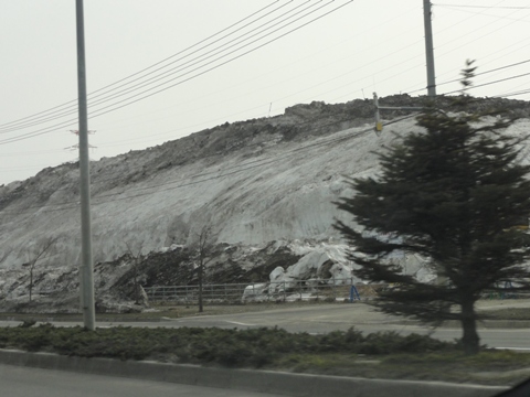 排雪場のヤマ(2011.04.10)