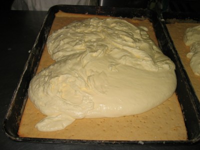 そのチーズでチーズケーキ生地を作り、型に流します。